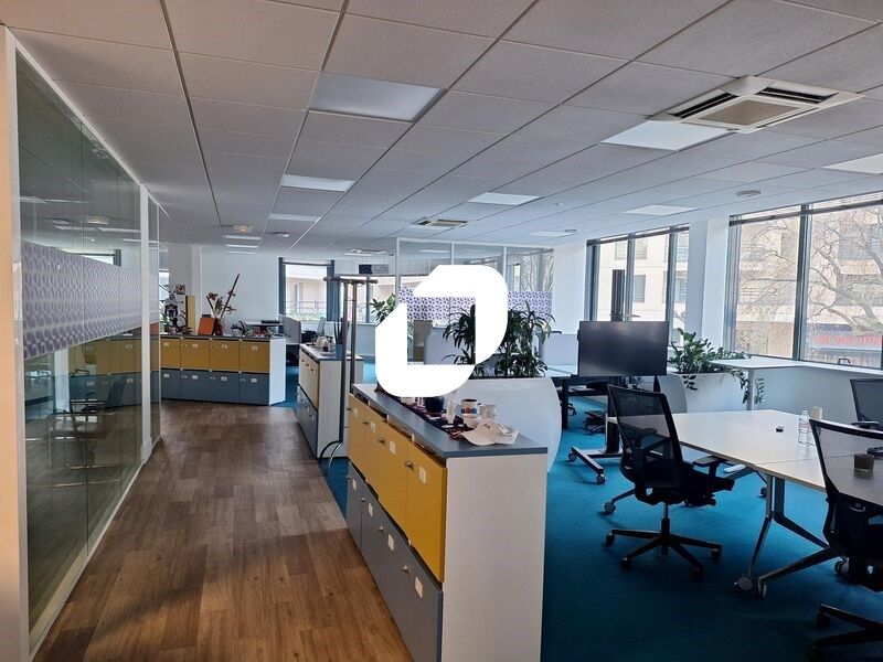 Au sein d'un petit immeuble de bureaux à taille h