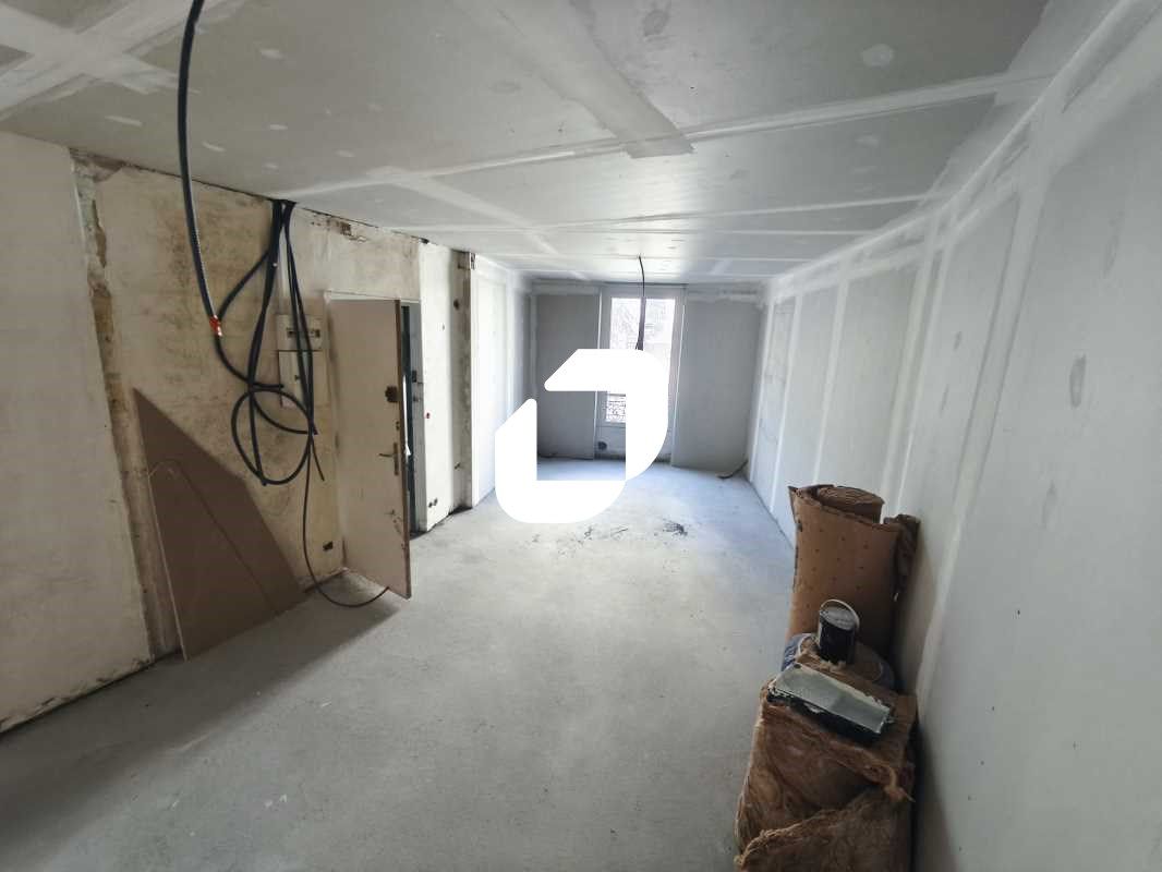 Situé à NOGENT SUR MARNE, proche des commerces, d