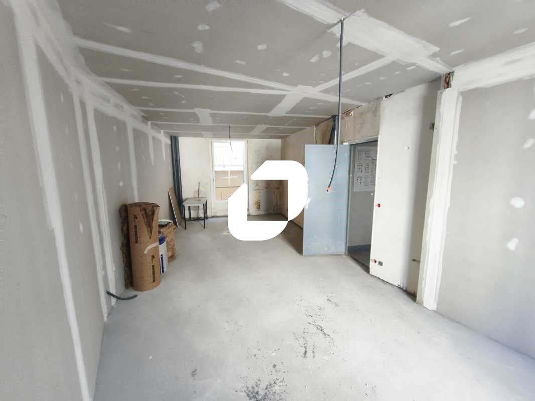 Situé à NOGENT SUR MARNE, proche des commerces, d