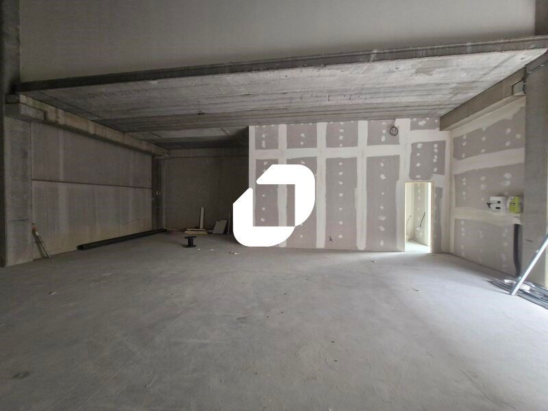 A proximité immédiate de l'autoroute A4, du RER A