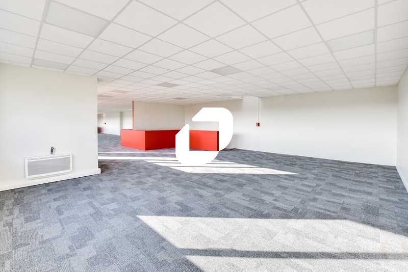 À proximité immédiate de l'autoroute A4 à Serris 