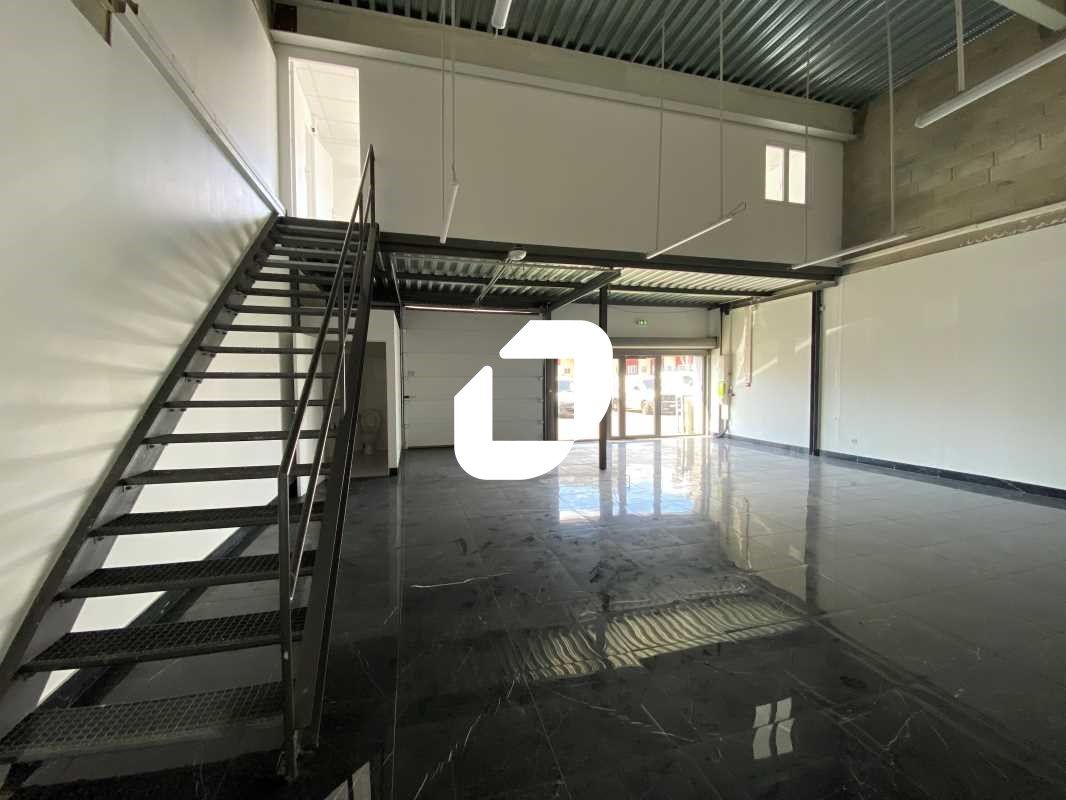 Au sein d'un parc d'activité en face du centre co