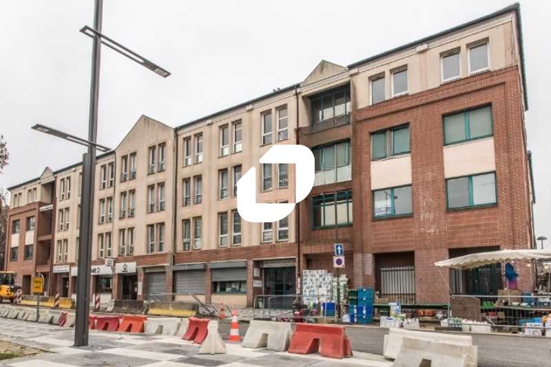 Situé aux abords de la gare de Savigny-Nandy (RER