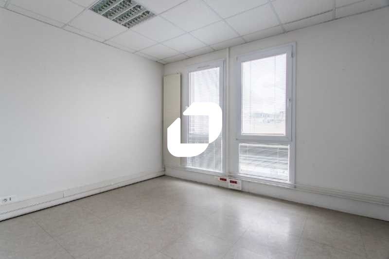 Situé aux abords de la gare de Savigny-Nandy (RER