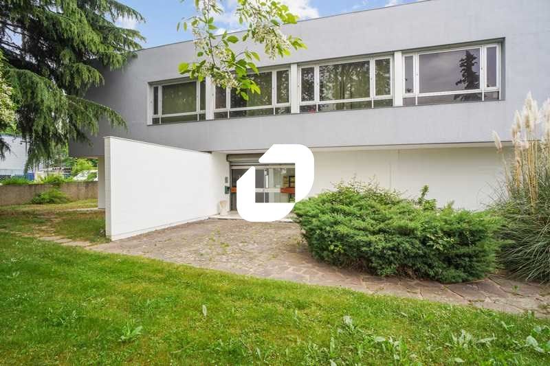 Situé à proximité immédiate de la gare RER C de L