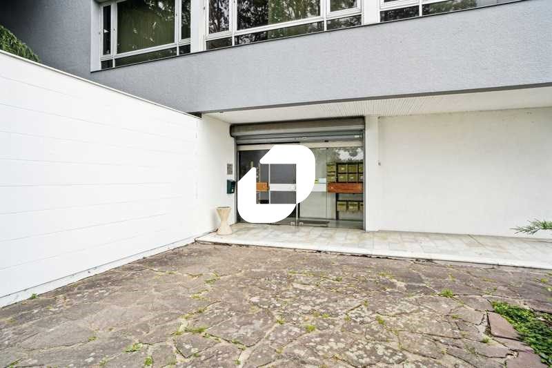 Situé à proximité immédiate de la gare RER C de L