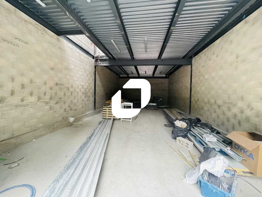 A proximité directe de l'Autoroute A4, desservi p