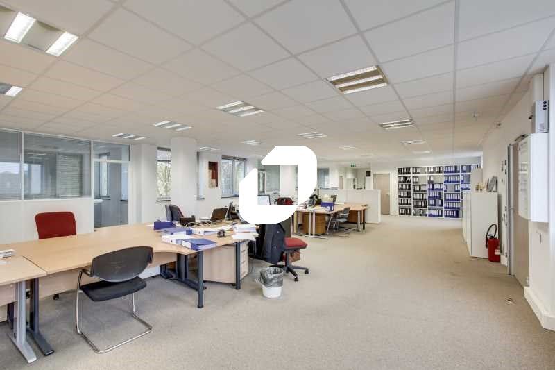 Situé au pied du RER A station "Neuilly Plaisance