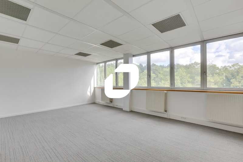 Situées à proximité du centre commercial Evry 2, 