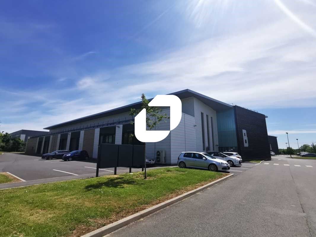 A proximité immédiate de l'autoroute A4, à Serris