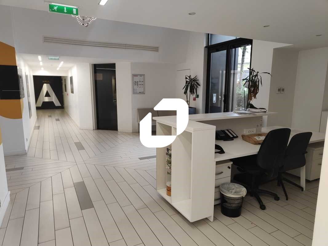 Au sein d'un immeuble moderne situé au pied de la