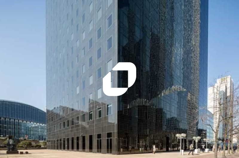 Idéalement situé au pied du métro à la Défense, I