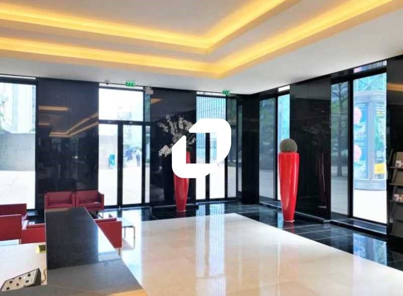 Idéalement situé au pied du métro à la Défense, I