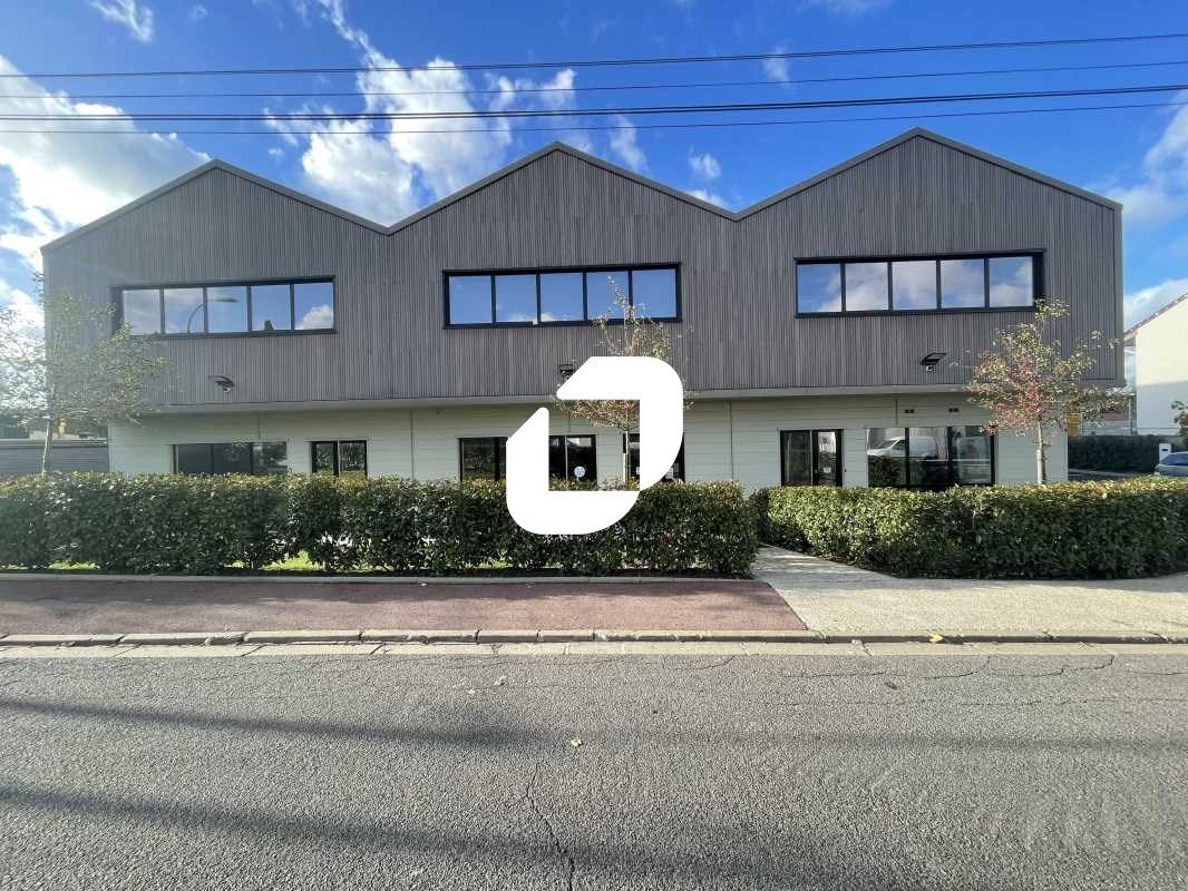 Situé aux abords des autoroutes A6, A10, et de la