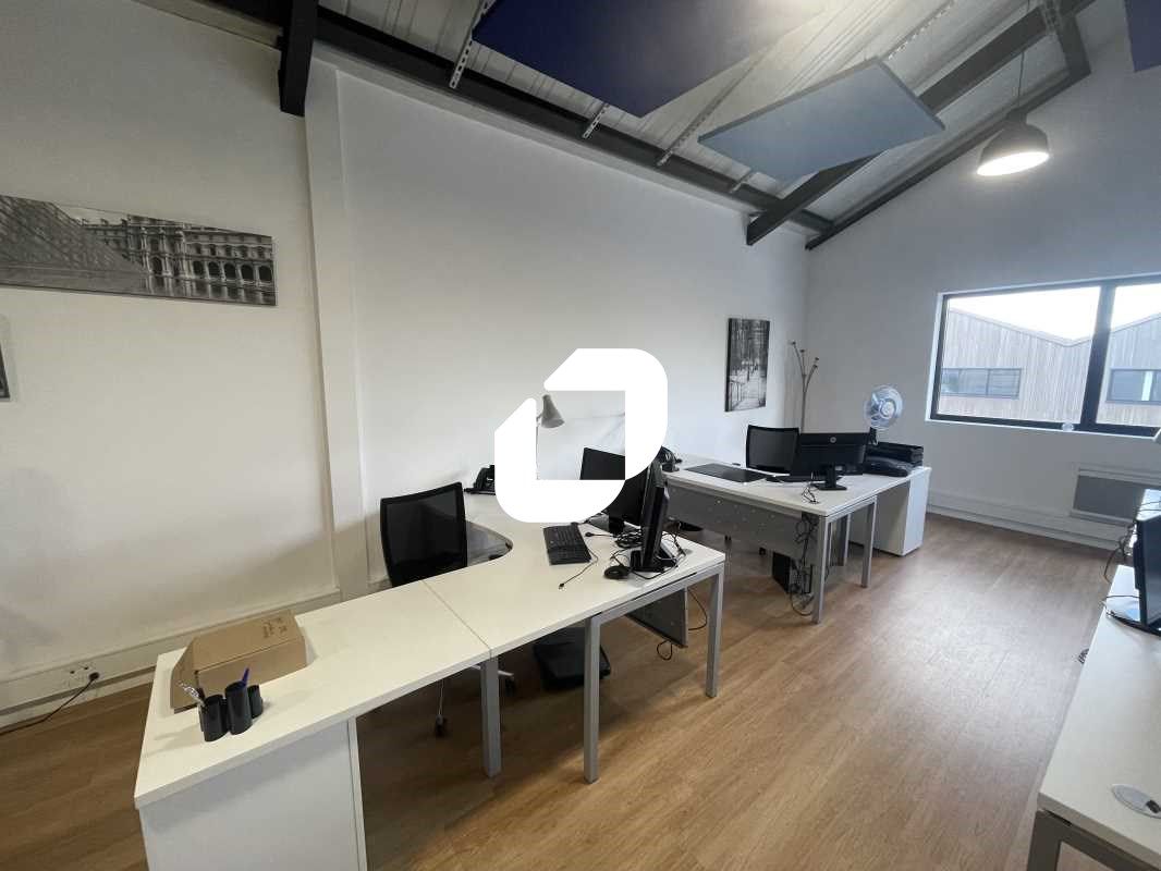 Situé aux abords des autoroutes A6, A10, et de la