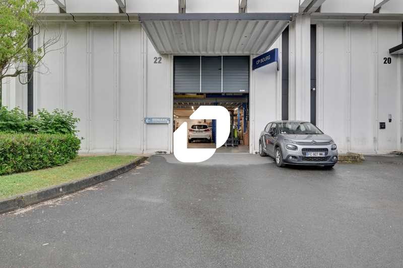 Dans une zone d'activité avec tous les accès pour