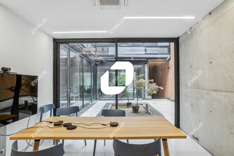 Idéalement situé proche du canal et des transport