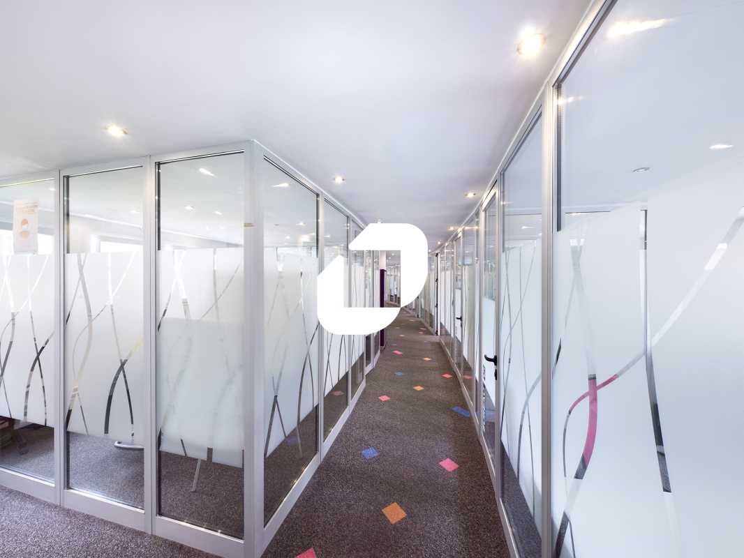 Locaux idéalement situés, à proximité du métro, d