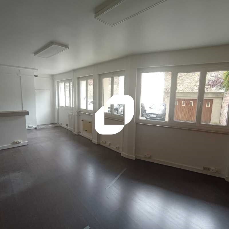 Locaux disposant d'une belle visibilité sur un ax