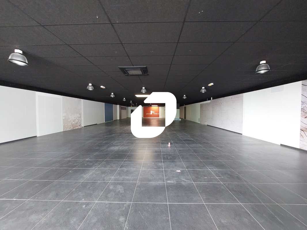 Au sein de la zone commerciale de PARIWEST à Maur