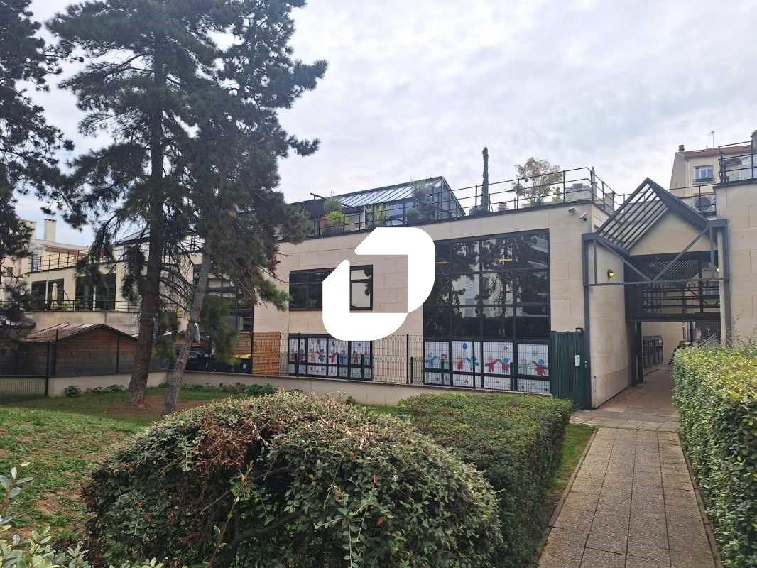 Dans un immeuble récent à Boulogne Billancourt, I