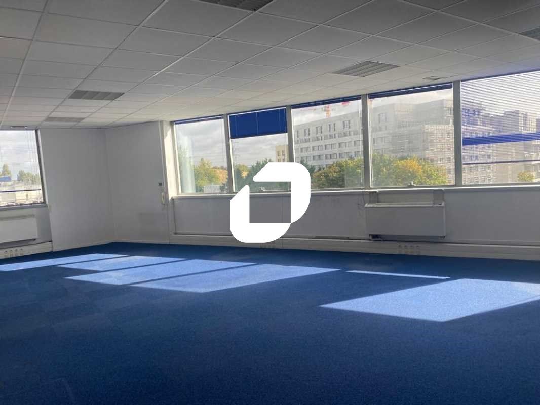 Situé à proximité de l'Autoroute A15 et la statio