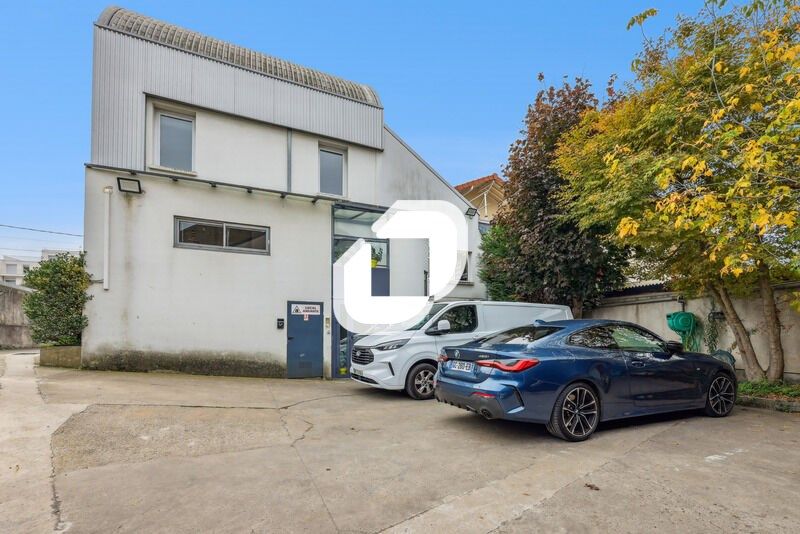 Situé à ROSNY-SOUS-BOIS à proximité des accès aut