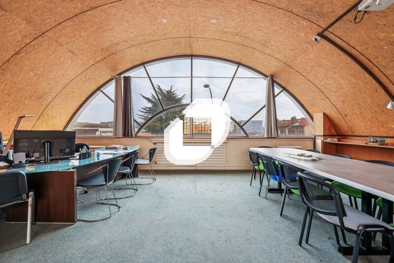 Situé à ROSNY-SOUS-BOIS à proximité des accès aut