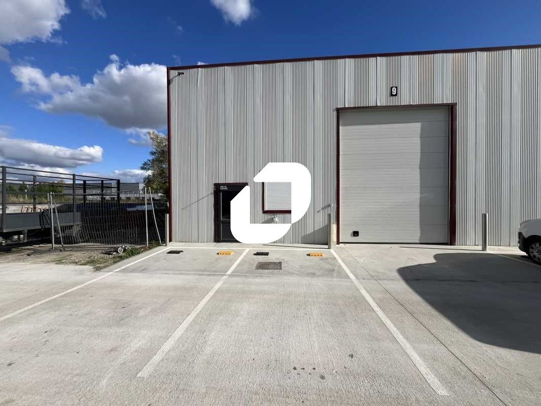 À proximité de la N20 et de la N104, dans la comm