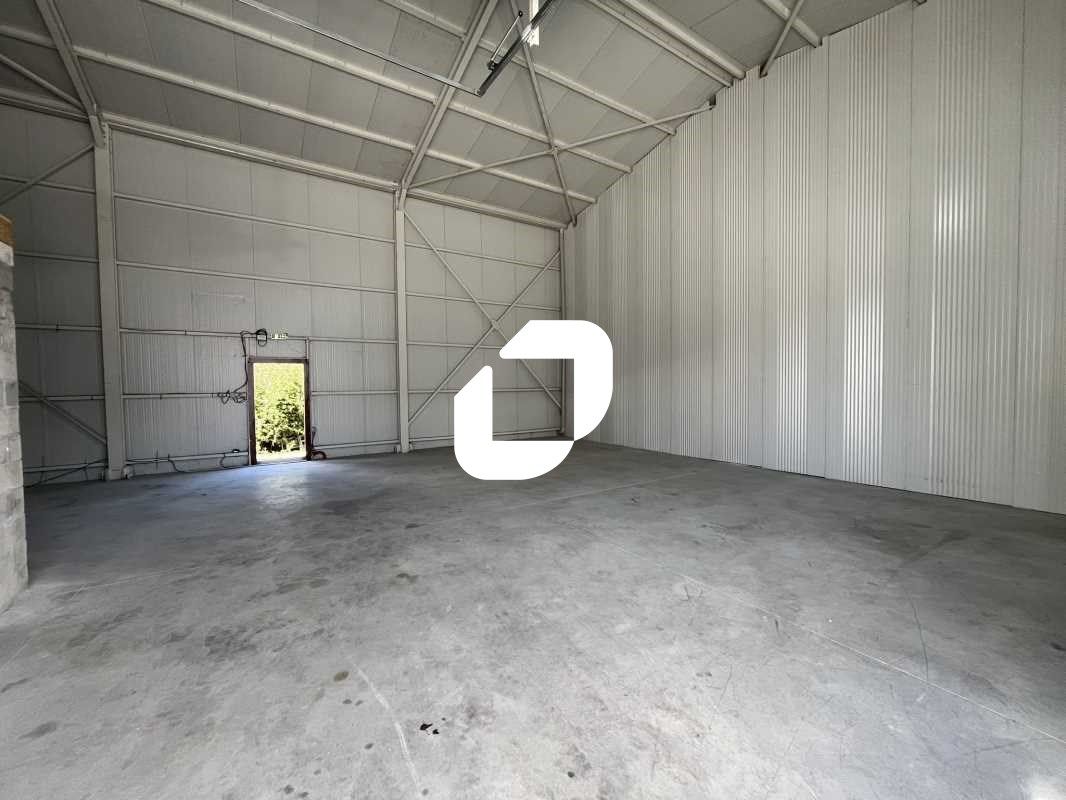 À proximité de la N20 et de la N104, dans la comm