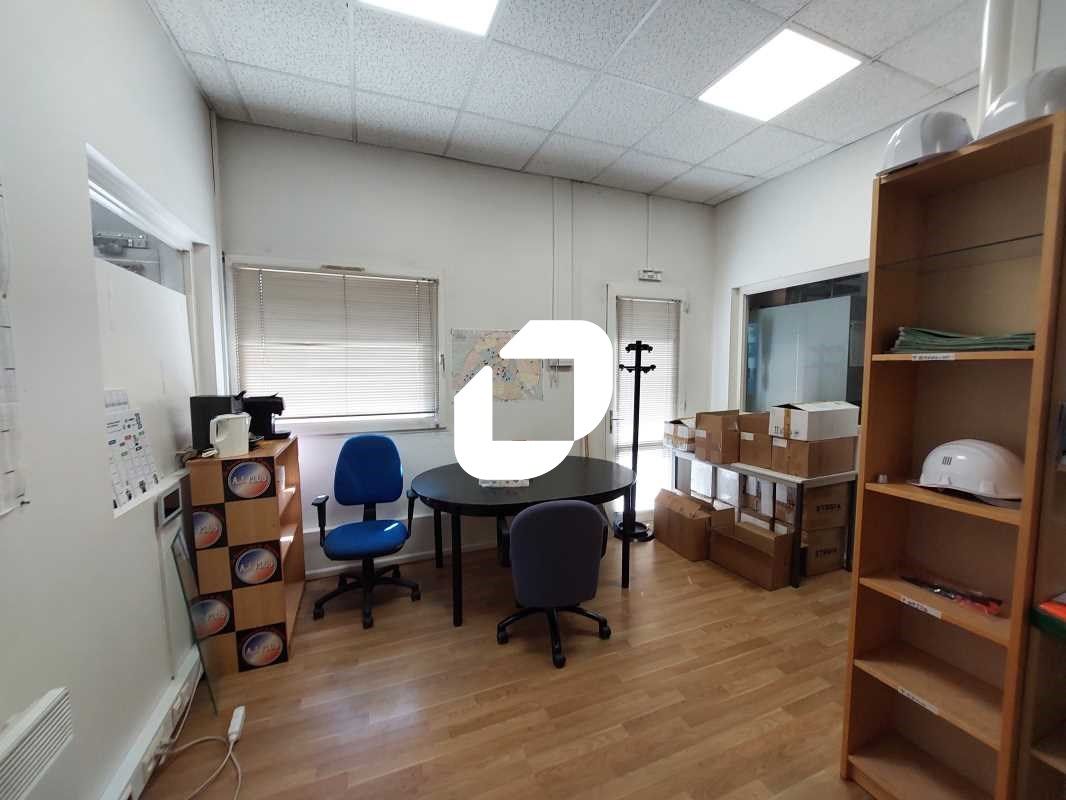 Dans une zone d'activité accessible par les axes 