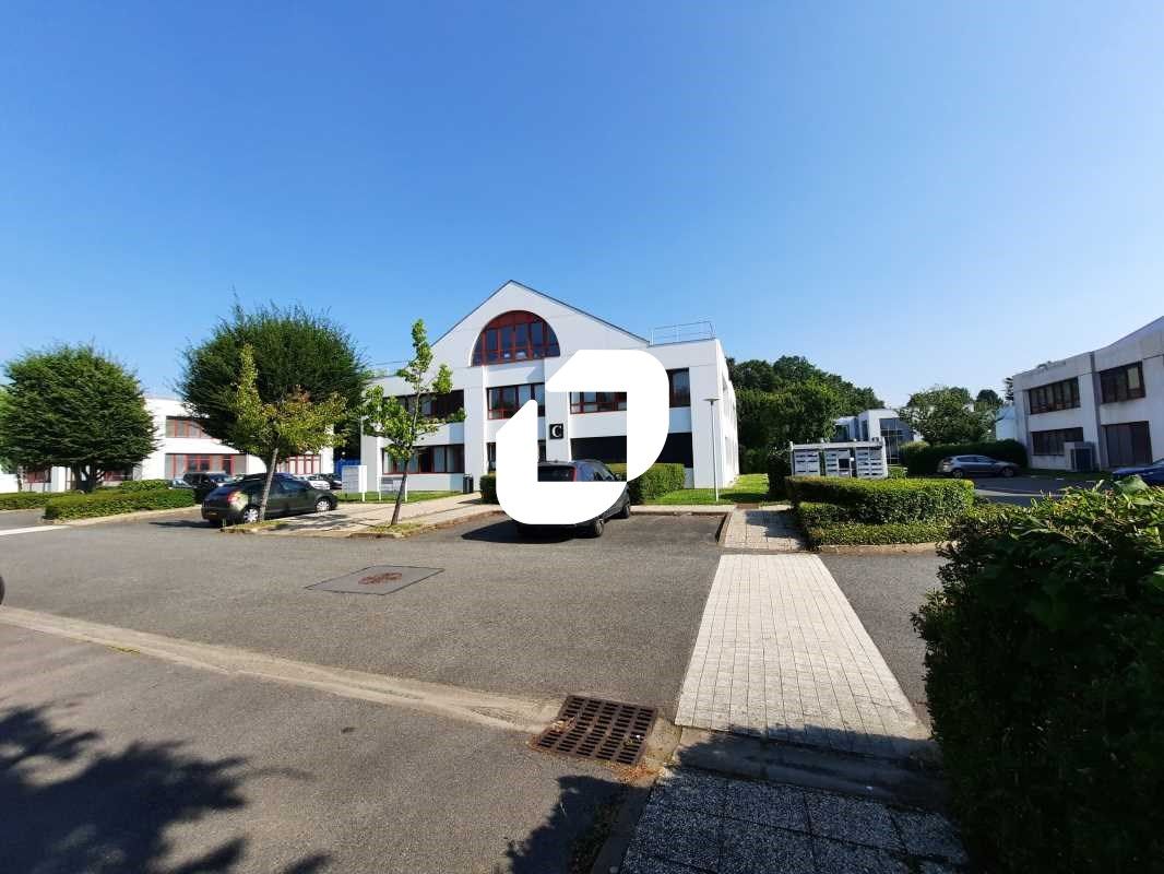 À proximité immédiate de la Nationale 118 et de l