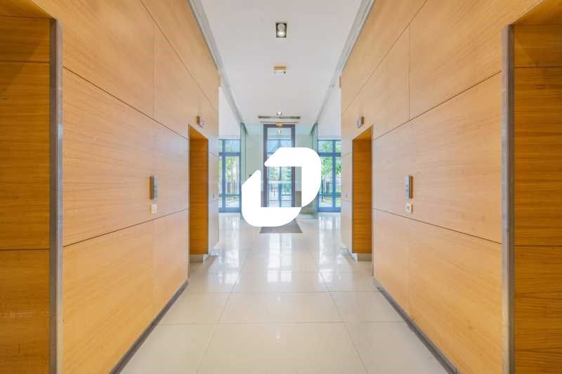 A proximité immédiate de l'autoroute A4, situé au