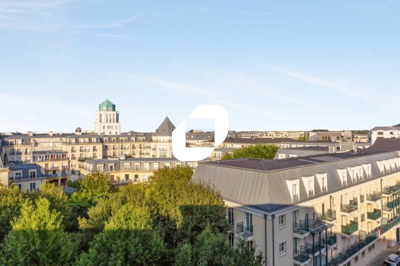 A proximité immédiate de l'autoroute A4, situé au