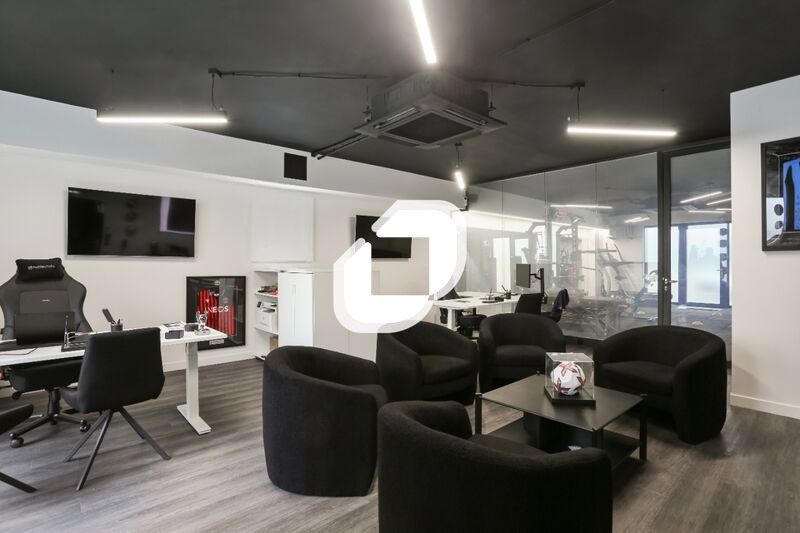 À seulement deux pas de la Mairie de Montreuil, I