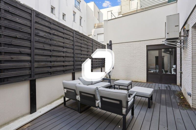 À seulement deux pas de la Mairie de Montreuil, I