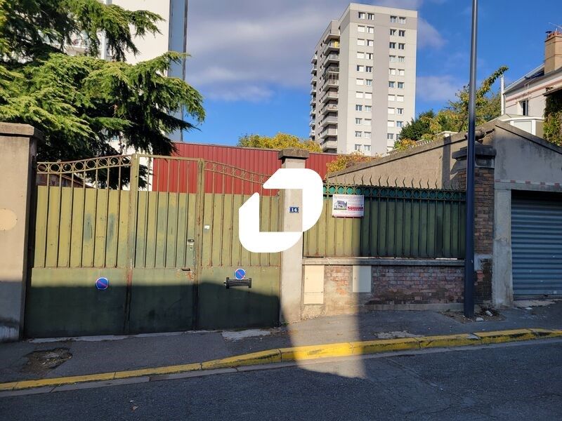 Situé aux Lilas, à proximité de la station de mét