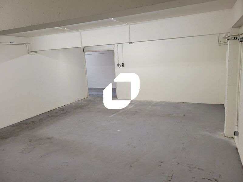 Situé aux Lilas, à proximité de la station de mét