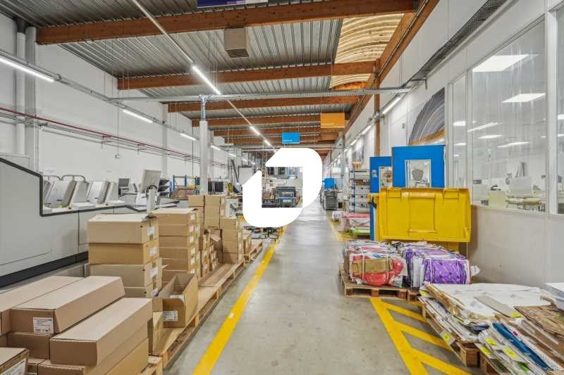 Bâtiment d'activité indépendant avec double accès