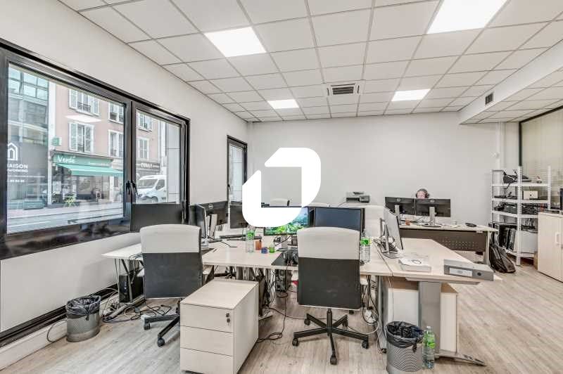 Au sein d'un immeuble de bureaux moderne à toute 