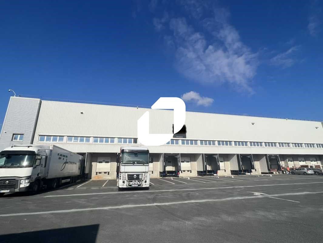 Dans le Parc Eurologistic Paris-Sud sur le long d