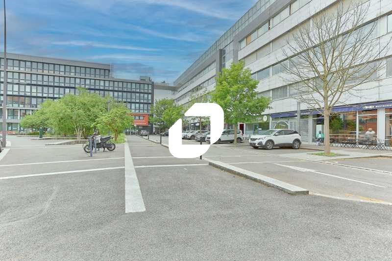 Situé en plein centre d'Evry, à proximité du Cent