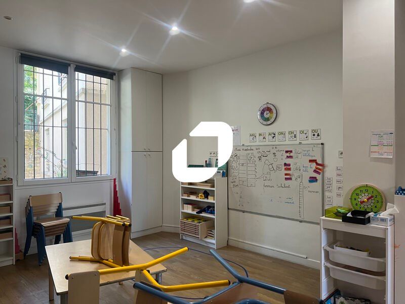 Locaux commerciaux d'environ 105,50 m² composés c