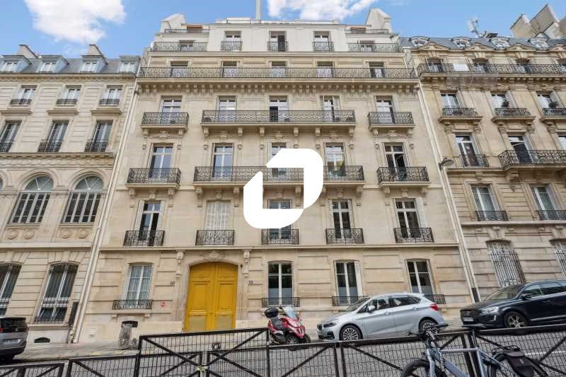 Dans un bel immeuble Haussmannien à proximité imm