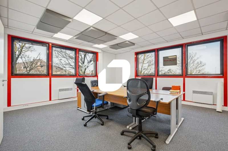 À Paris Nord 2, au sein d'un petit immeuble, IMMP