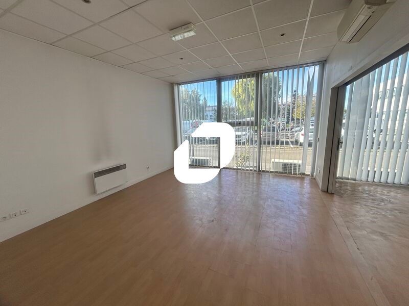 A proximité directe de l'A86 et du Tramway 2, IMM