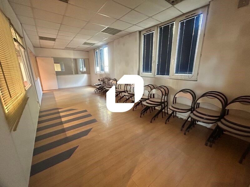 A proximité directe de l'A86 et du Tramway 2, IMM