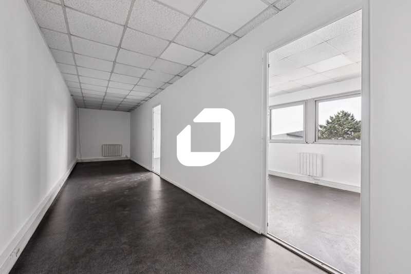 Situé le long de l'autoroute A1 avec un accès fac