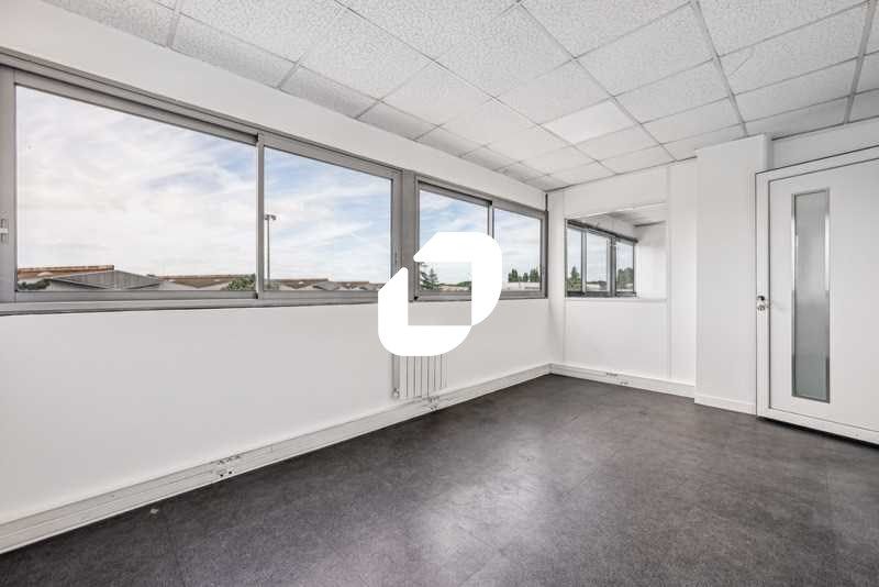 Situé le long de l'autoroute A1 avec un accès fac