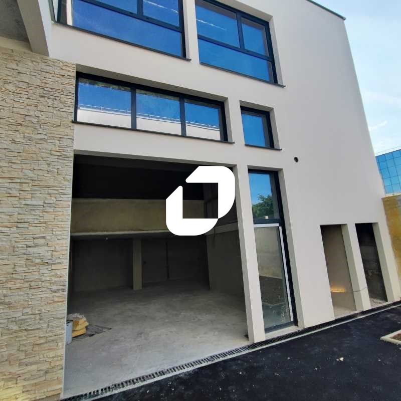 Situé stratégiquement à proximité de l'autoroute 